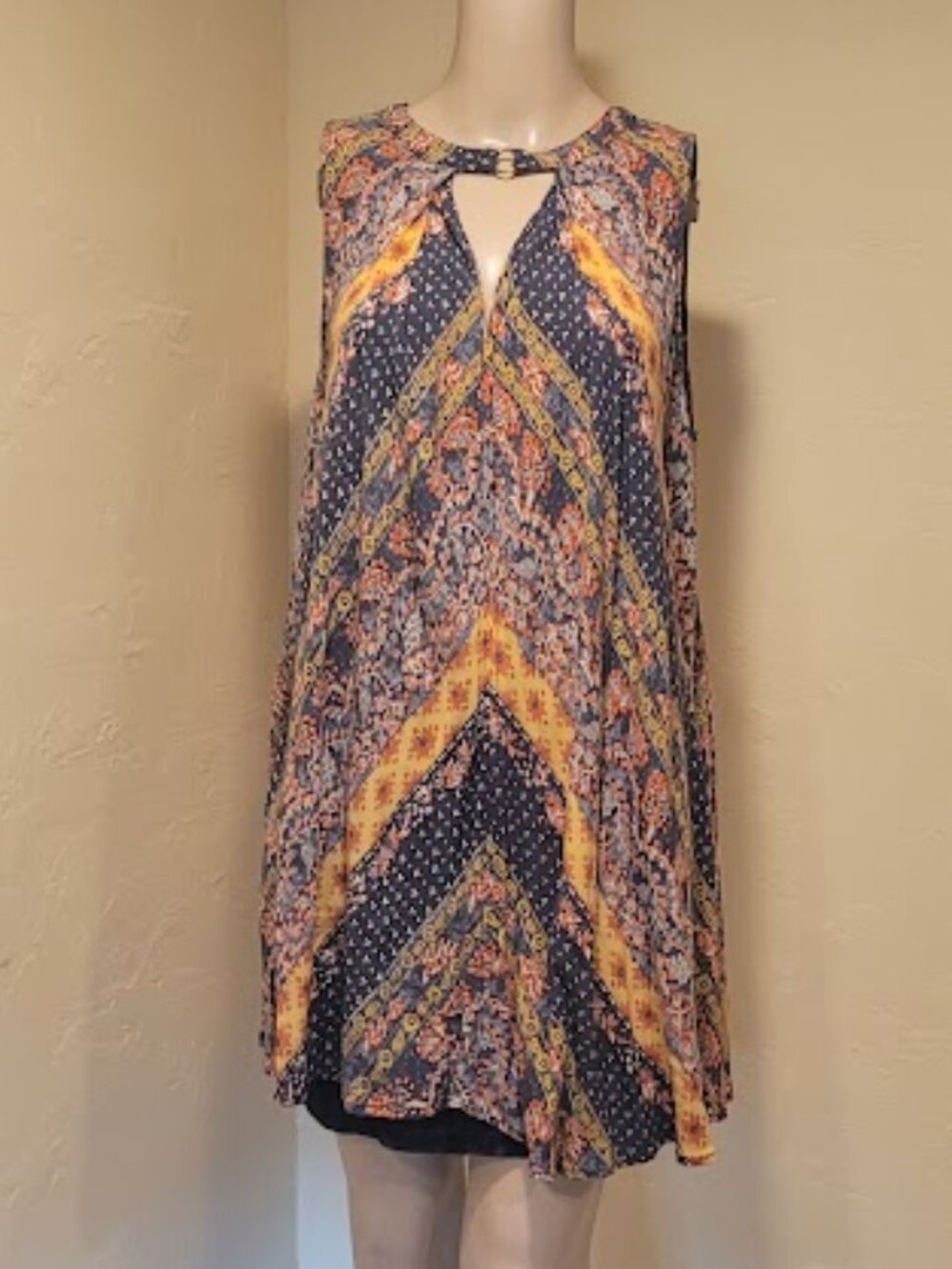 Umgee sleeveless swing style tunic - Large